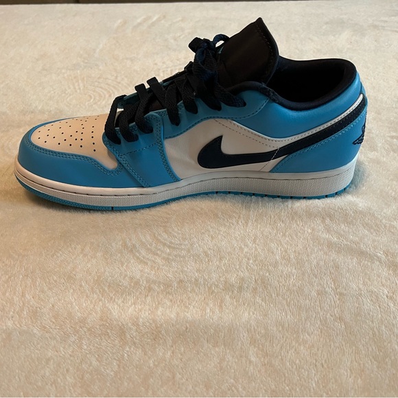 Air Jordan 1 Low UNC 2021 - Picture 5 of 17